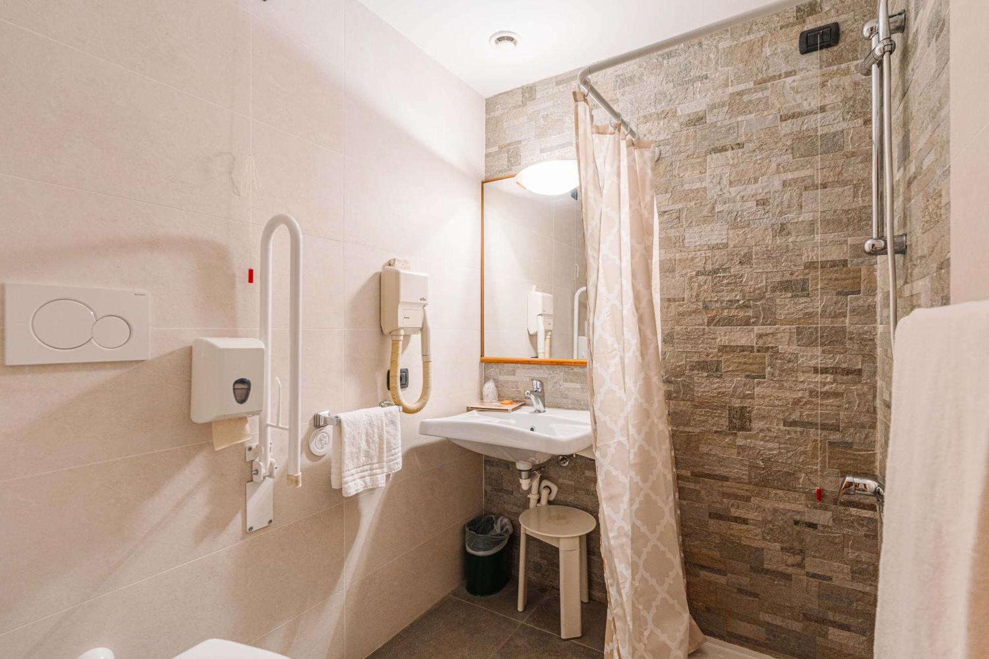 Crystal Hotel 4*